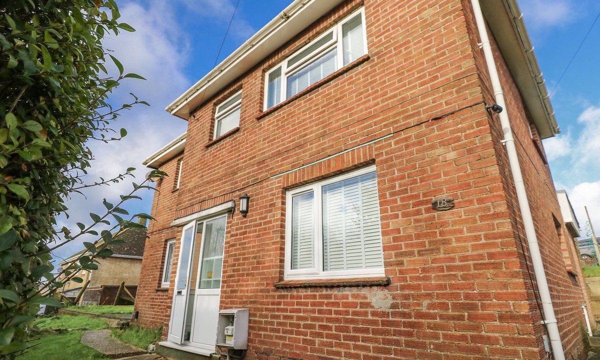East Cowes House | RED BRICK HAVEN, pet friendly in East Cowes, Isle Of Wight