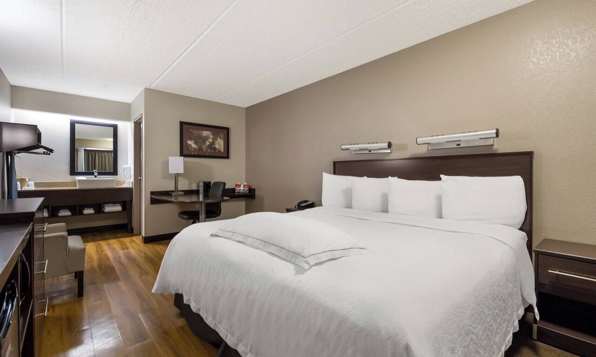 Larkwood Hotel | Red Roof Inn PLUS+ Nashville Airport