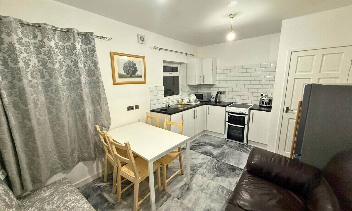 Ashton-under-Lyne Apartment | Refurbished 2-Bedroom Flat, Ideal for Families & Professionals