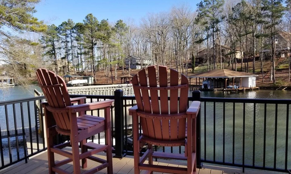 Wildwood Point House | Relax among the palms at Reeled Inn on Beautiful Lake Gaston