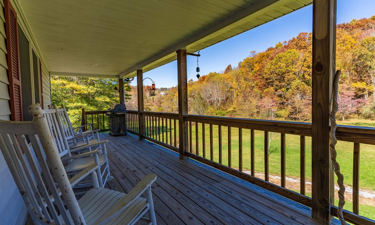 Sparta House | Relax by the Creek with your Family, Enjoy Fire Pit with Beautiful Fall Foliagen