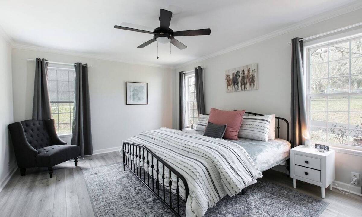 Oakley House | Relax & Gather 3 miles to Pkwy & Biltmore