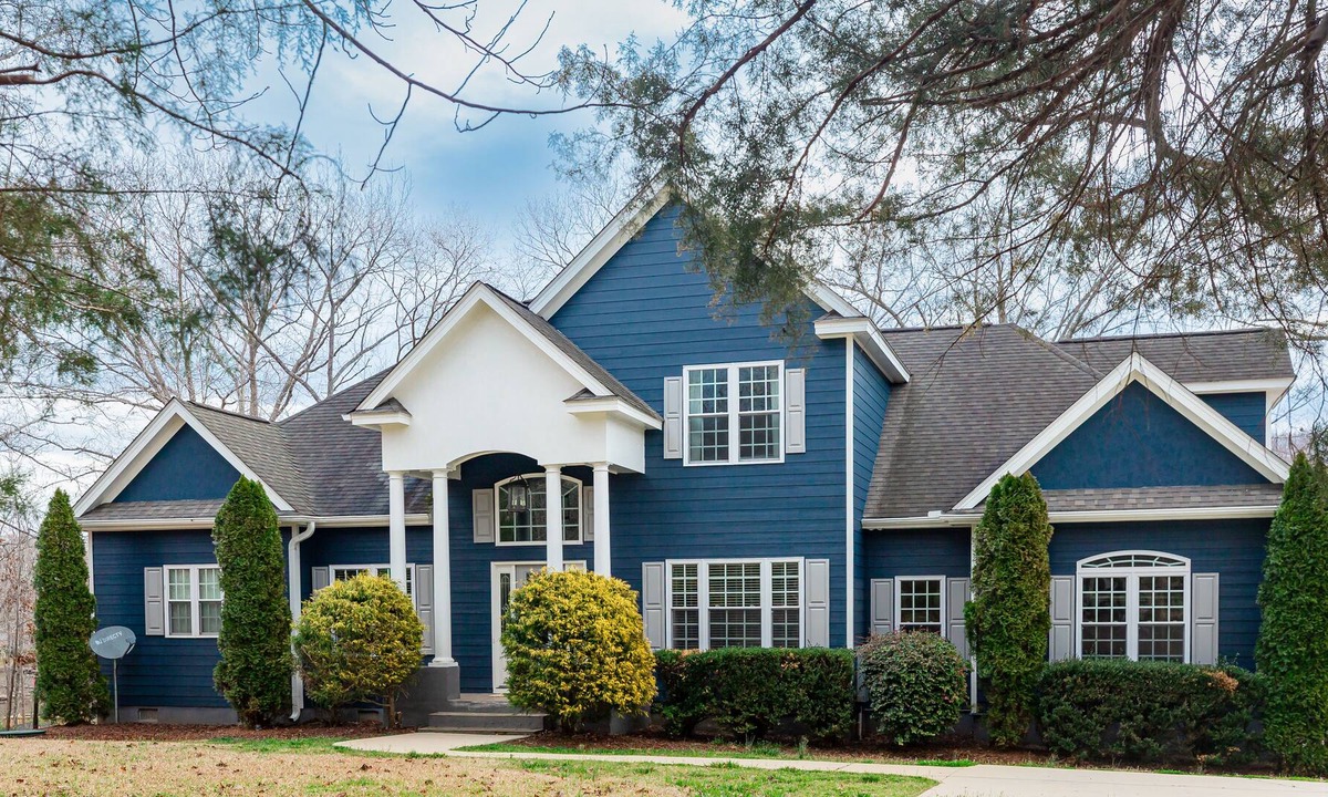 Wise House | Relaxing at the Charming Lakefront House