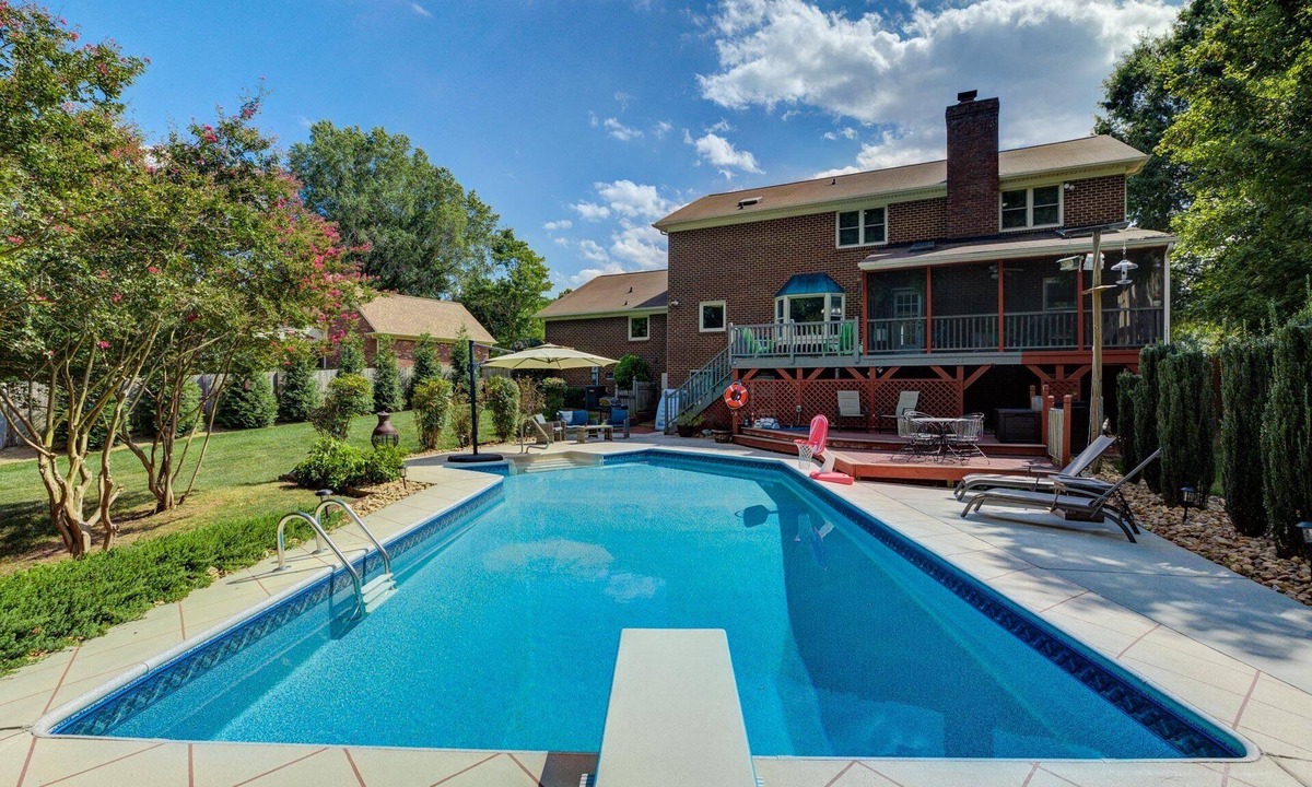 High Point House | Relaxing Getaway w/Salt Pool,HotTub,Fire Pit, Foosball. Private Luxury/HPU