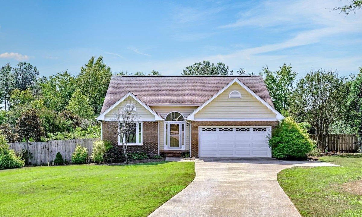 Apex House | Relaxing Retreat with Private Saltwater Pool – Spacious & Serene