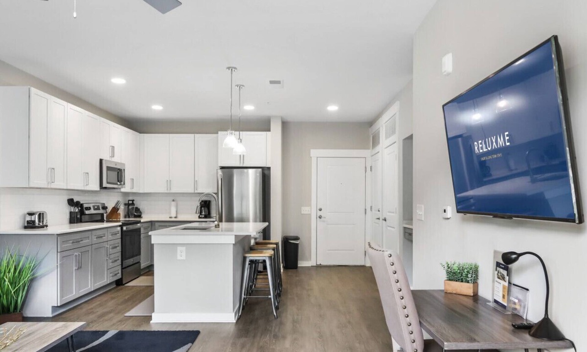 Paw Creek Apartment | Reluxme | Elegant 1BR Near Airport & Dining