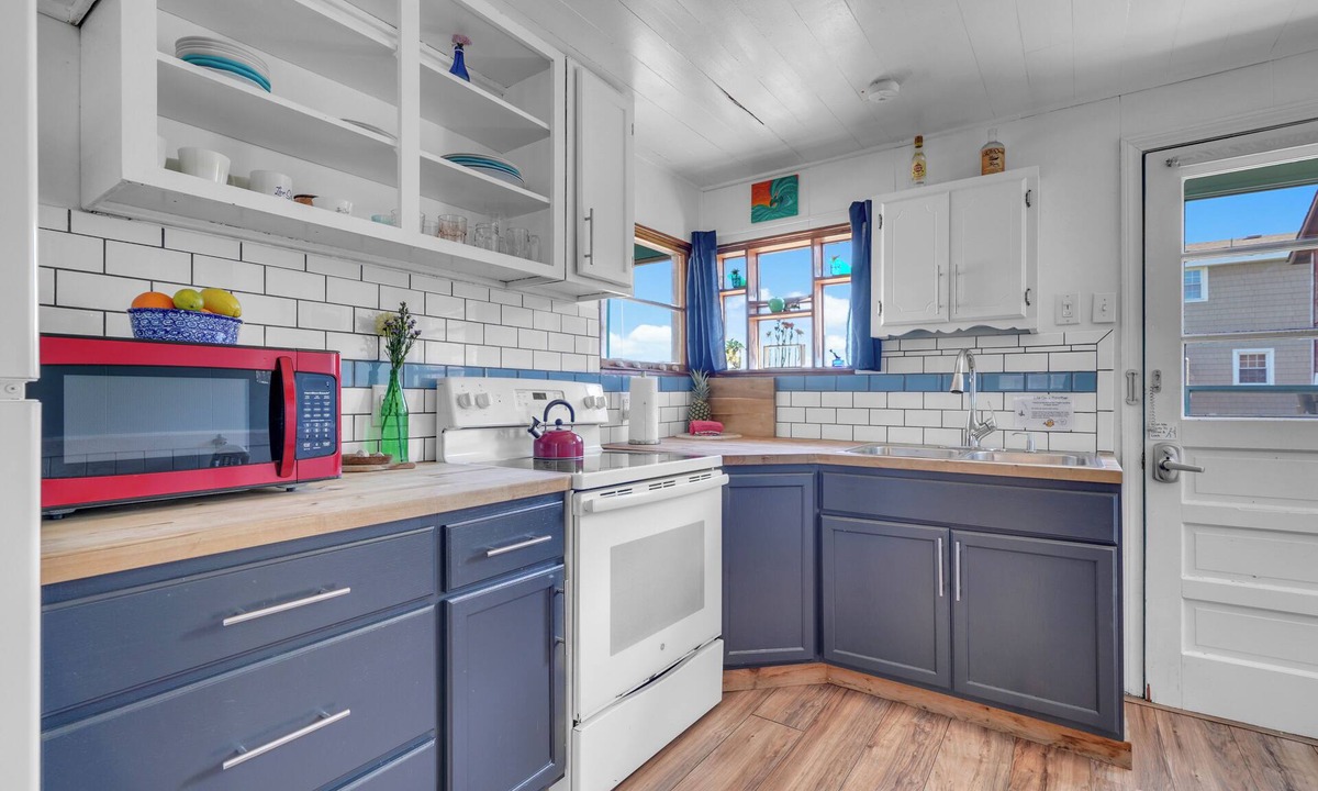 Colington House | Renovated & Clean 'Original' OBX Bungalow, Direct Beach & Pier Access + EZ Cart
