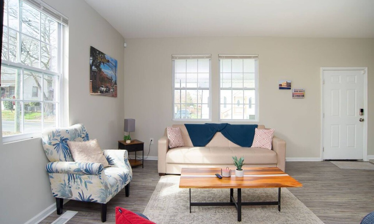 Gastonia House | Renovated Fuse Entertainment District DT 4 BR/3BA