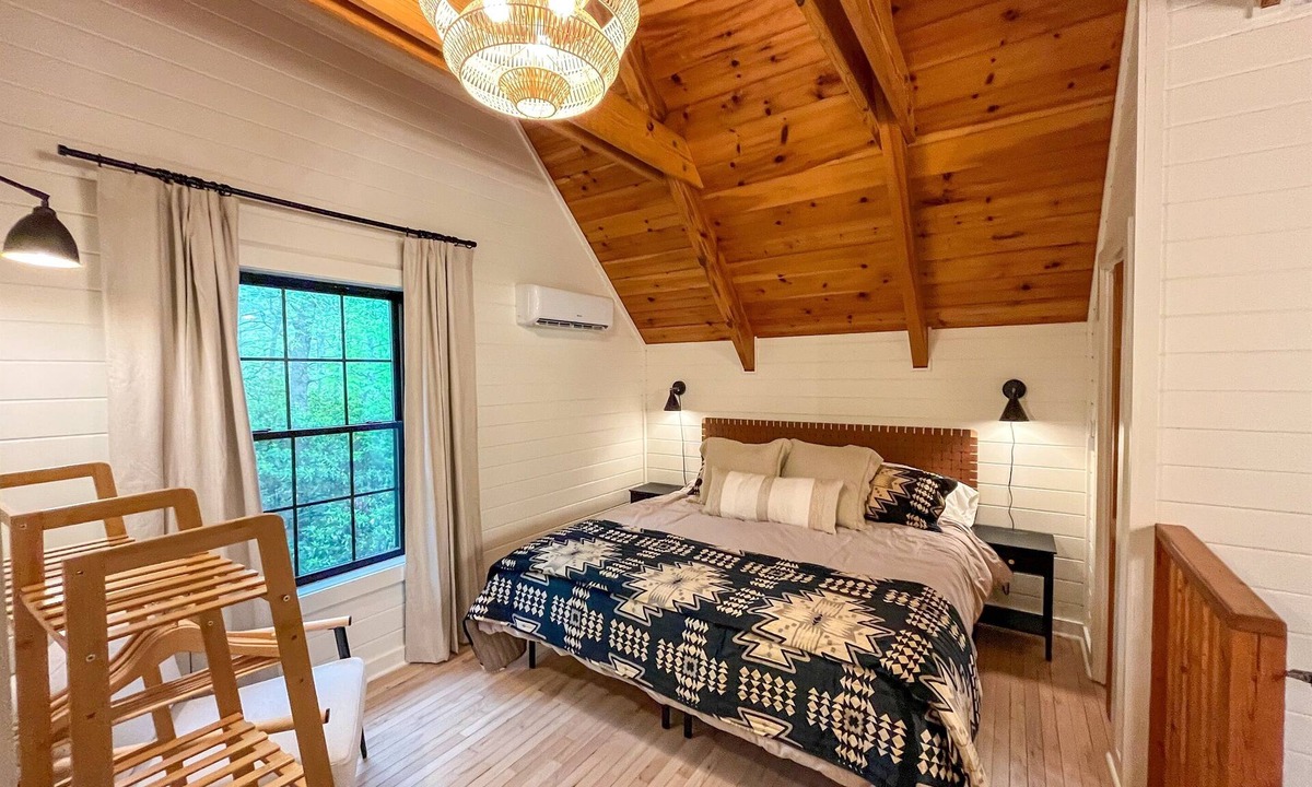 Bear Den Cabin | Renovated! Hot Tub! Cabin 1! Right off the BRPW!