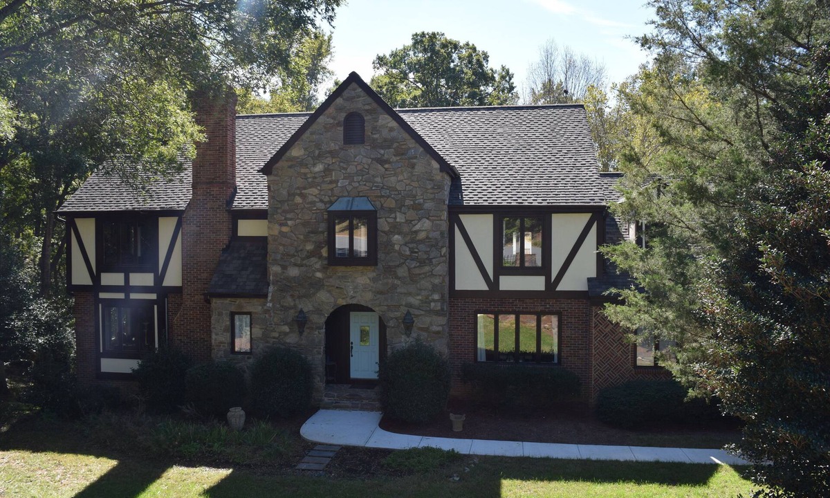 Charlotte House | Retreat in the City - country setting in the city with large private pool