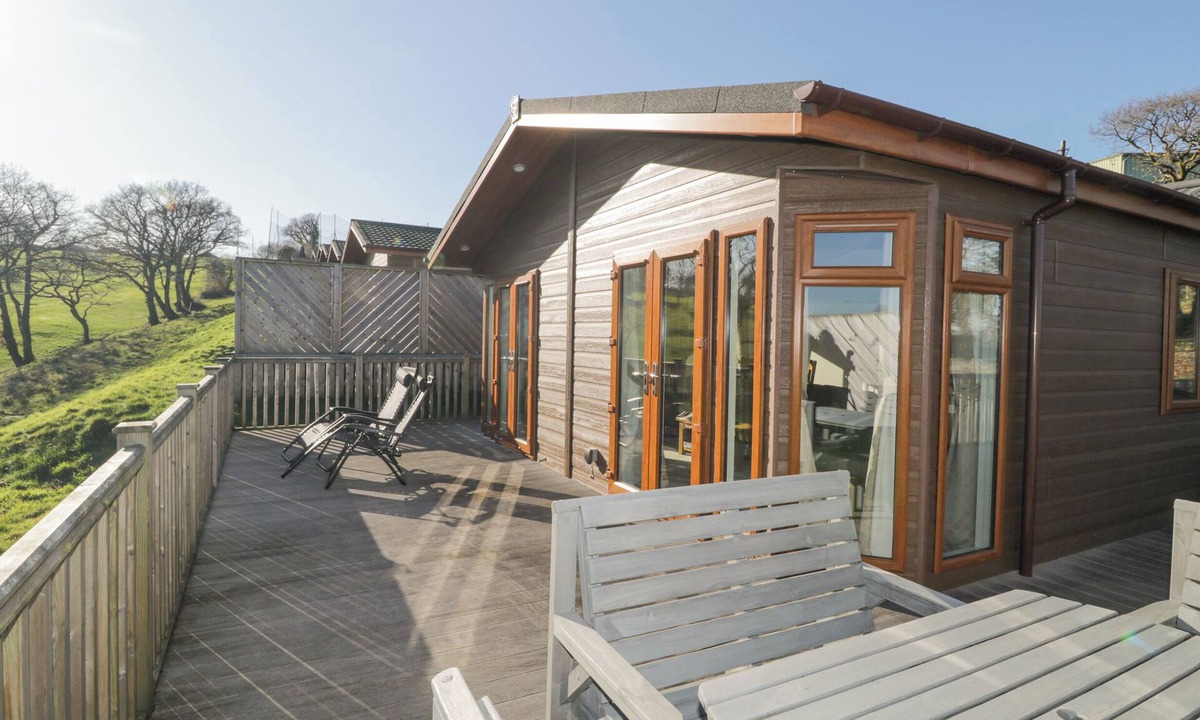 Okehampton Cottage | RIDGE'S RETREAT (NO 7 KIGBEARE LODGES), with pool in Sourton Down