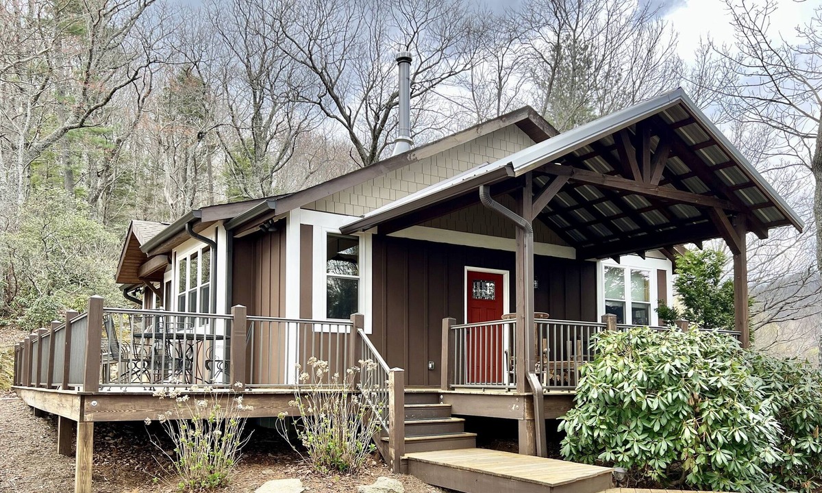 Apple Ridge Cottage | Ridgecrest Cabin Blowing Rock NC Mountain views