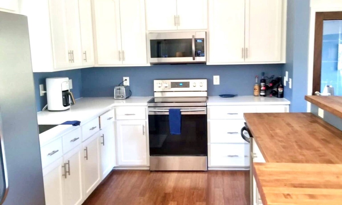 Charleston House | Right Where You Need to Be! Centrally located to all the hotspots in Charleston!
