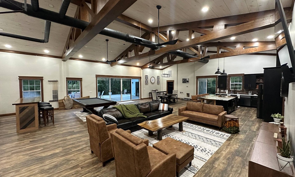 Horse Shoe House | Rippling Waters! 3 BD 2.5 BA Riverfront Home, 8 min. from airport. Sleeps 11.