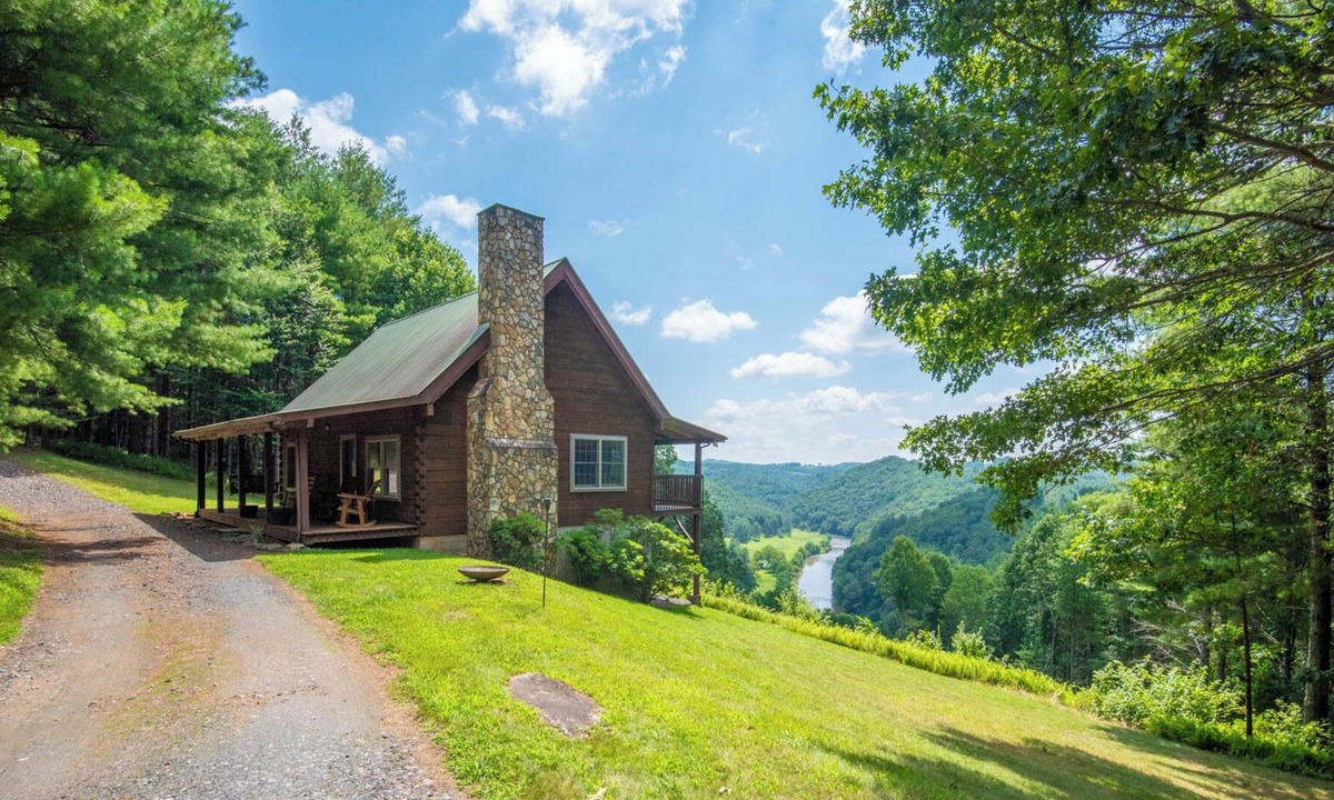 Jefferson Cabin | River AND Mountain VIEWS - true log cabin!