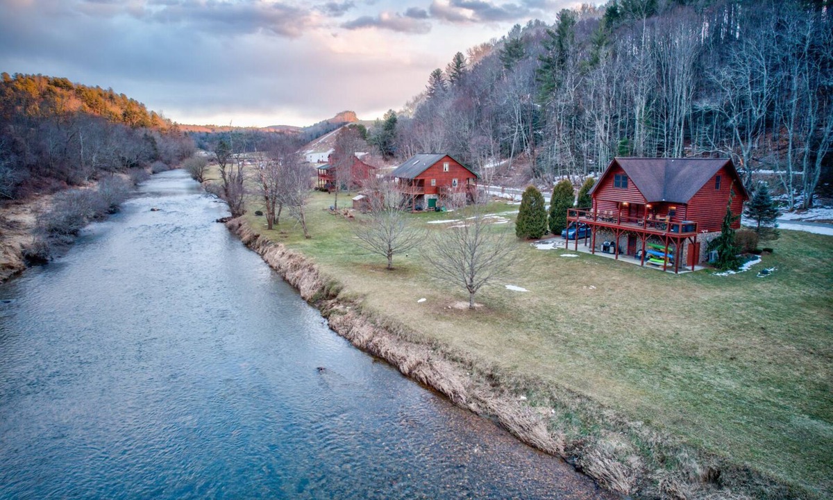 Todd House | River Roost - on New River near Boone with fire pit, game room, pet friendly