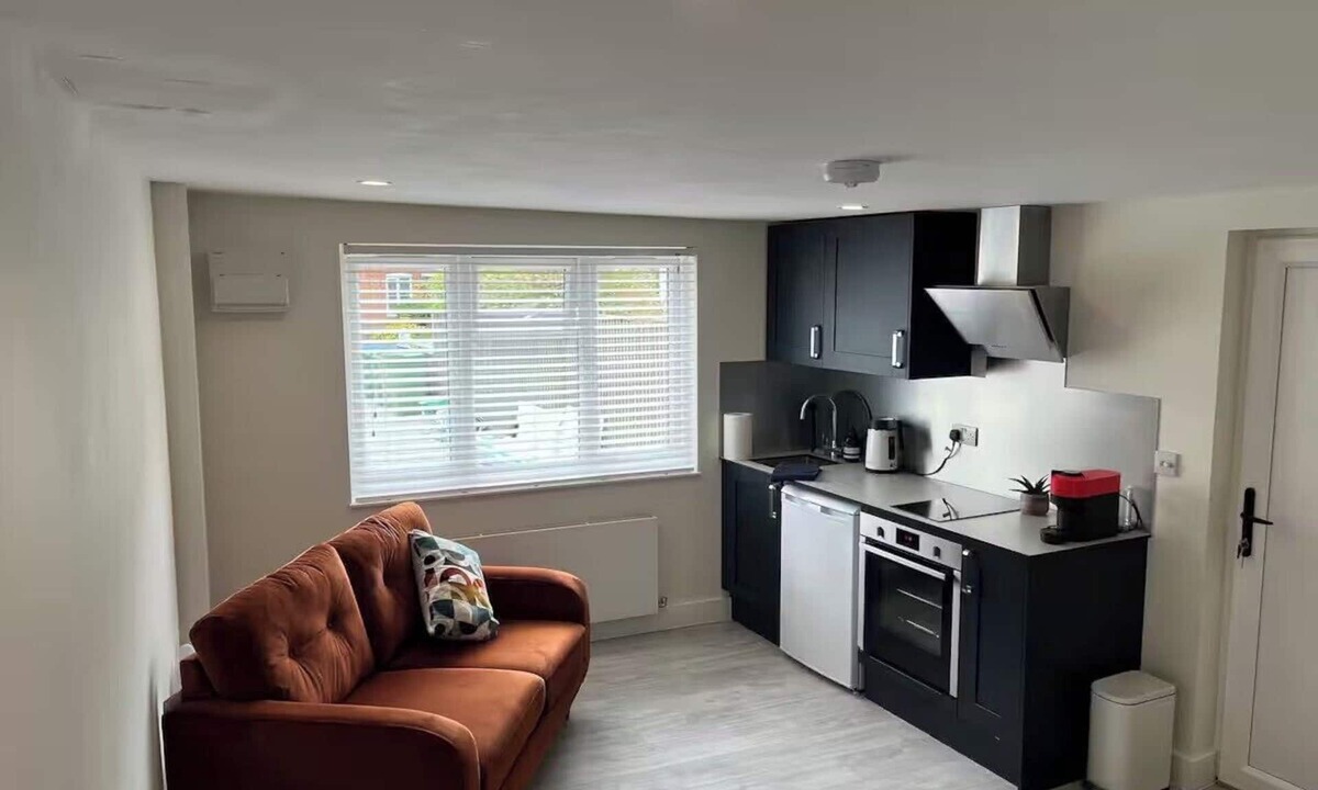 Netley Apartment | River Studio, Sleeps 2 with Parking & Dog Friendly
