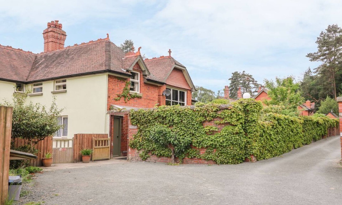 Llanwrthwl House | Riverside Cottage, Llanwrthwl