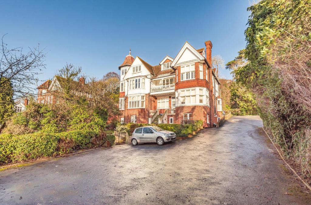 Caversham Apartment | Riverside Mansion Flat