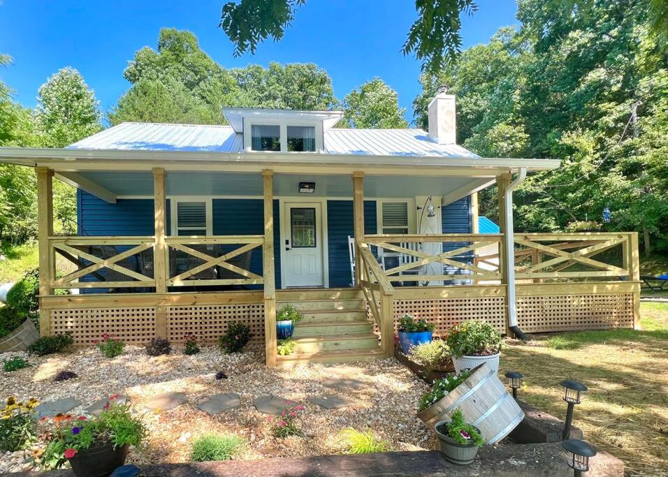 Franklin House | Riverside Relaxer w/Hot Tub+Fire Pit +Wifi & view