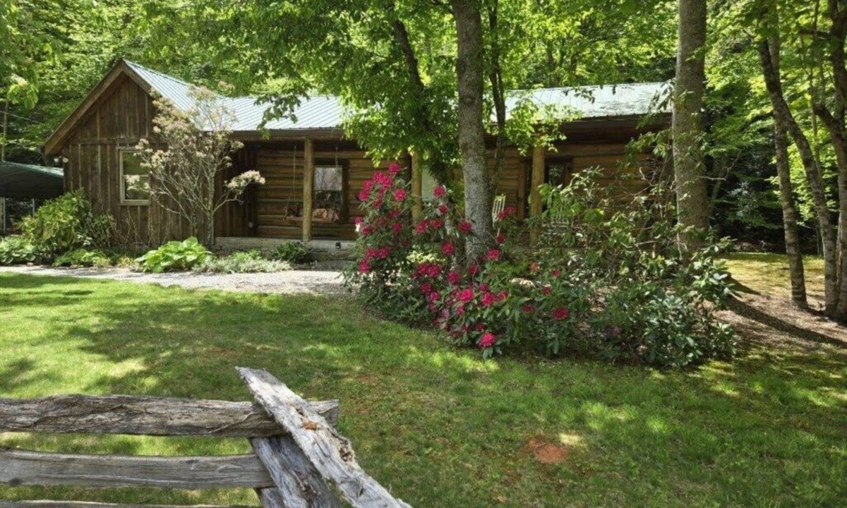 Marshall Cabin | Riverside Serenity: Modern Log Cabin on a Private Trout Stream
