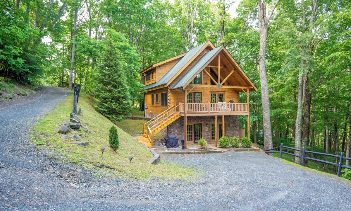 Buck Mountain Cabin | Rock n Rhapsody - Blue Ridge Log Cabin - Minutes to West Jefferson - Fireplace - Foosball