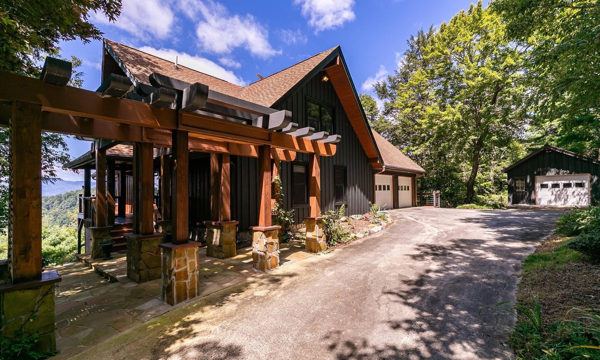 Apple Ridge House | Rockcliff Retreat - 4BR, 3BA - 15min To Blowing Rock - Mountain Views