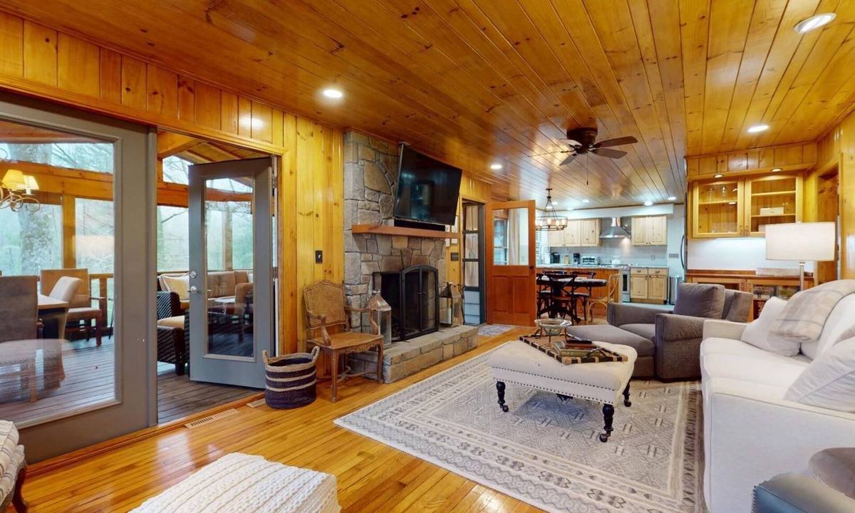 Highlands Hills Cabin | Rolling Acres Bungalow | Screened Deck & Separate Downstairs Studio
