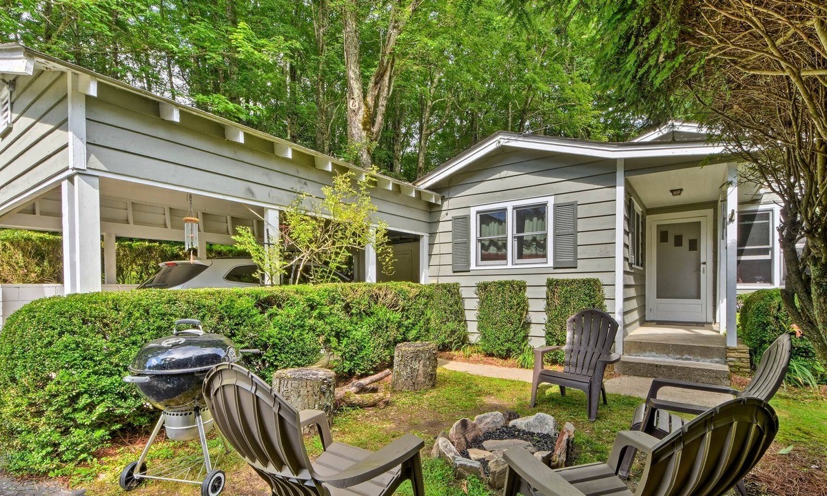 Highlands Hills Cabin | 'Rolling Acres' Highlands Cabin w/ Fire Pit!