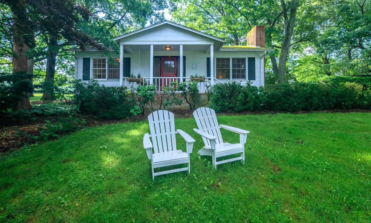 Hendersonville Cottage | Romantic Country Cottage With Modern Ammenities