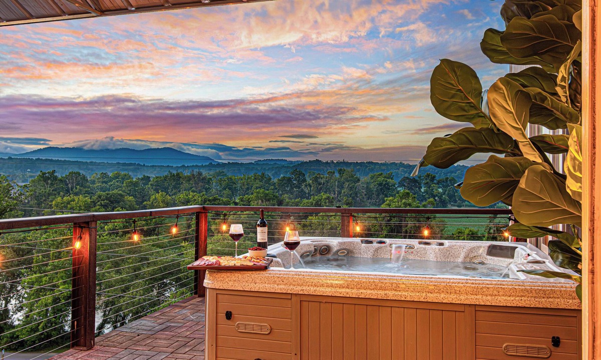Asheville House | 🌄 Rooftop hot tub + panoramic views 🧖 Sauna, cold plunge, steam shower, gym 🎮 Pool table, arcade, 100” TV + grill deck