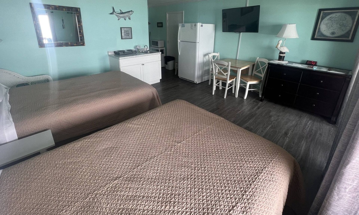 Topsail Beach Hotel | Room #304 Mini Efficiency 2 Double Beds Pets Yes