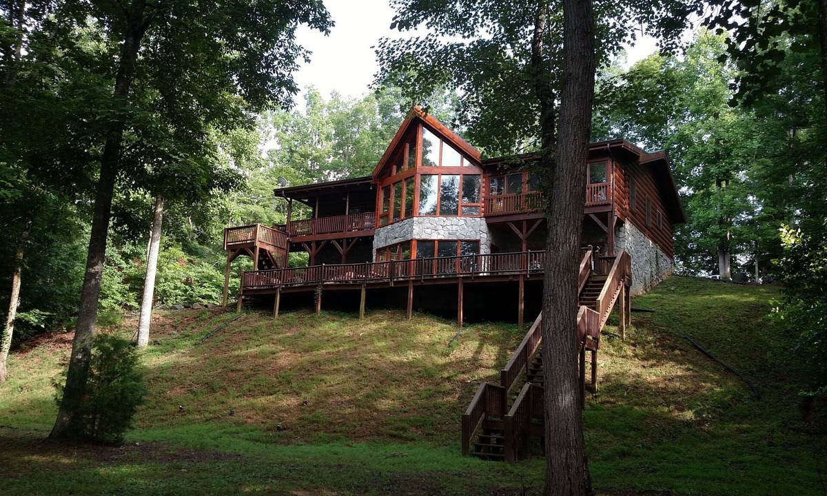 Rutherfordton Apartment | Roomy entire private lower level of log cabin on Green River, 6 min to TIEC.