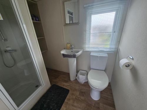 Rhyl House | Ruby Cabin Sleeps 6 with Free Parking