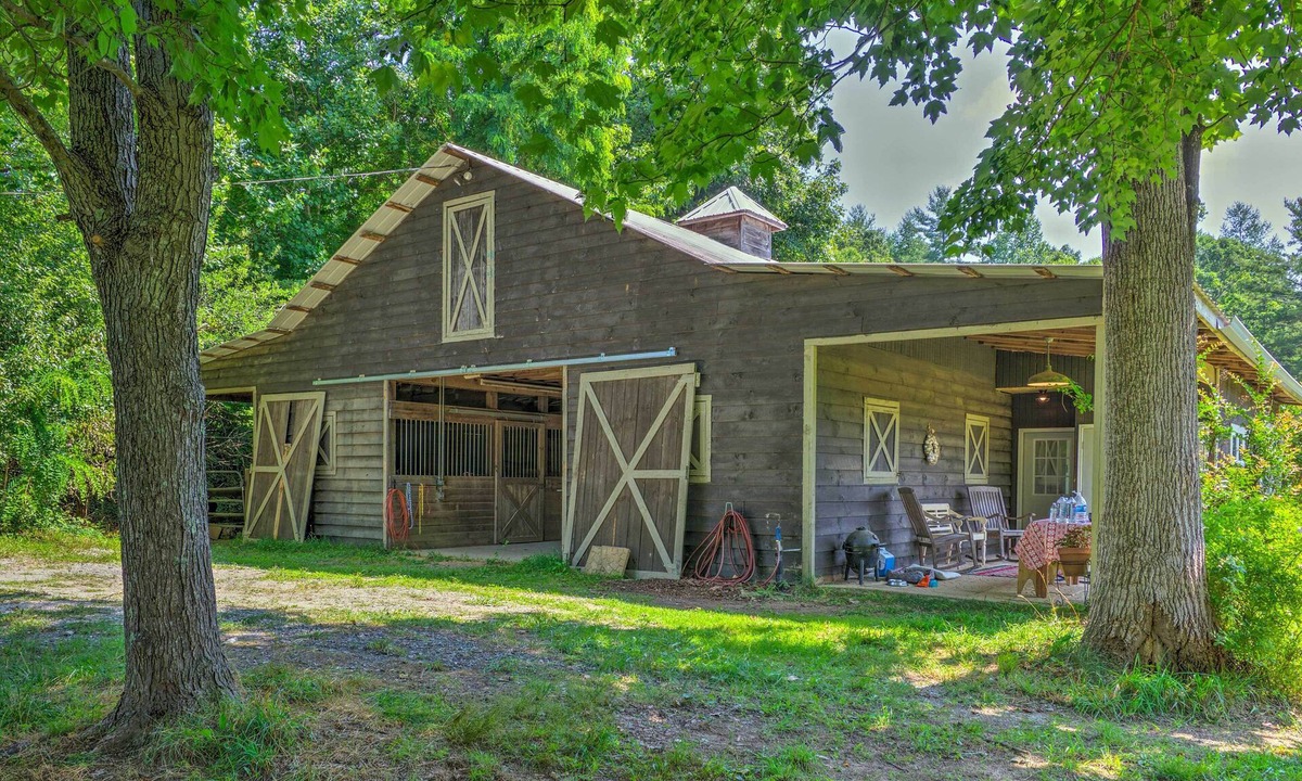 Rustic Farm Stay Hendersonville | Hendersonville