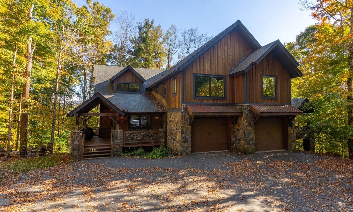 Banner Elk House | Rustic Cedar Rock Townhome at Eagles Nest - Front of the mountain, hot tub, firepit, pool table!
