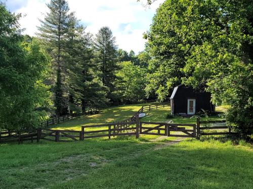 Hendersonville Apartment | Rustic Hendersonville Farm Studio with Private Deck