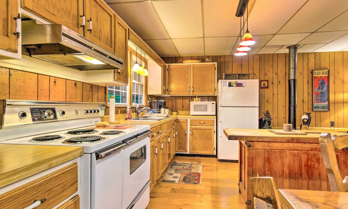 Linville Falls Cottage | Rustic Linville Falls Cottage w/Fire Pit!