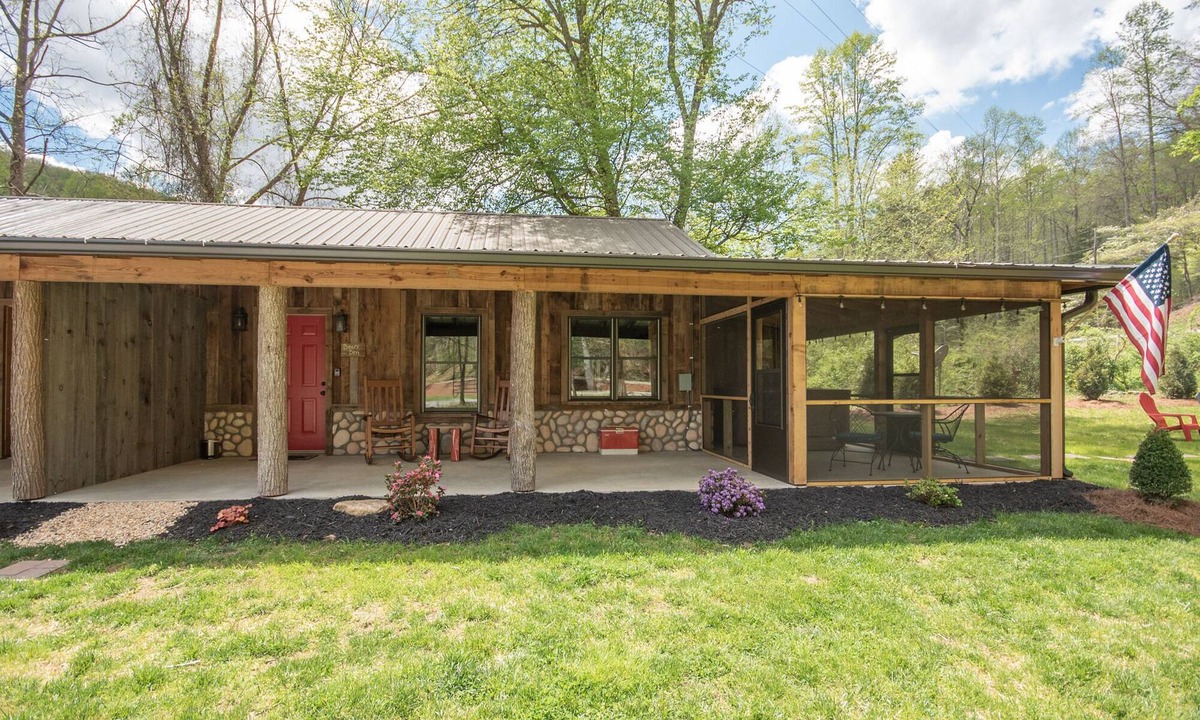 Franklin Cabin | Rustic, One Bedroom Cabin, Starlink Wi-Fi, Hot Tub, Firepit