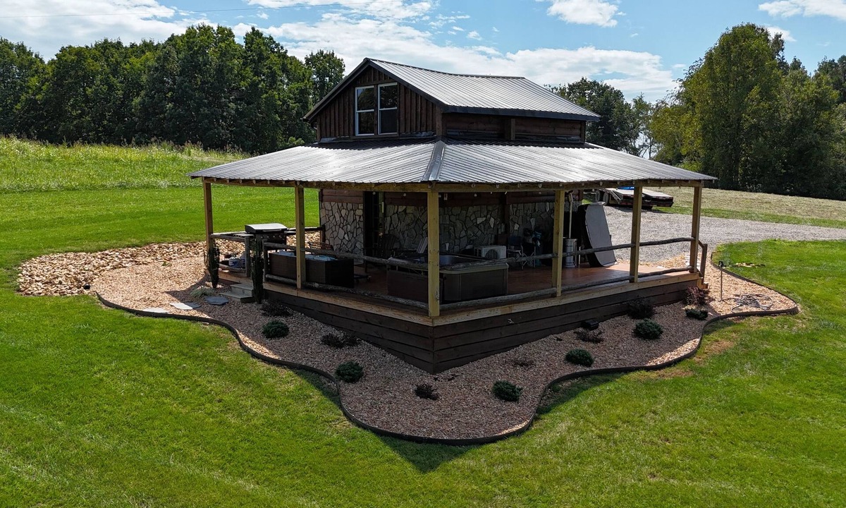State Road Cabin | Rustic Tobacco Barn Cabin in the heart of Yadkin Valley Wine Country