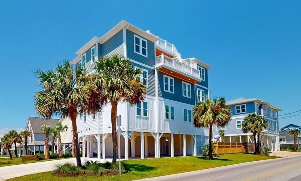 North Carolina Coast House | Salt House | Luxury 7-Suite Beach Retreat w/Pool & Elevator