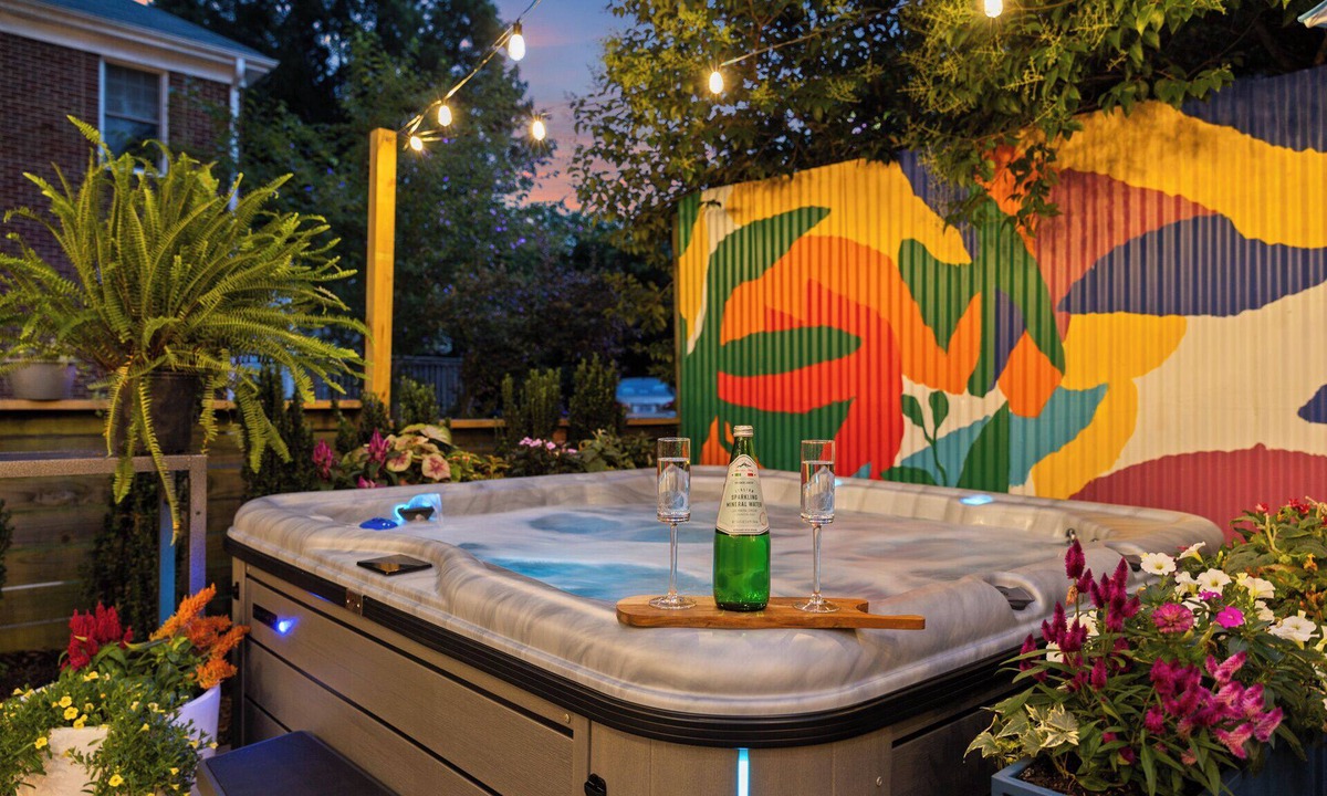 Duke Park House | Sara P Duke Studio Hot Tub DOWNTOWN