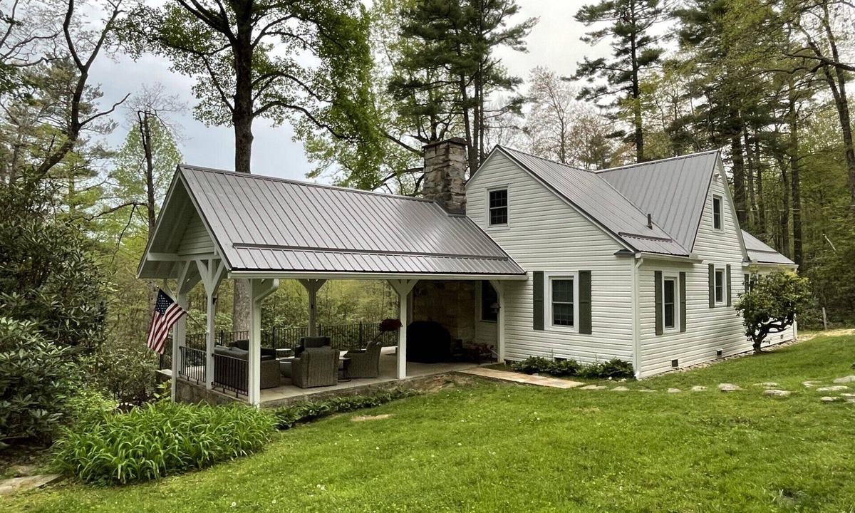 Highlands House | Satulah Mountain Retreat-5 min to Main Street! 4 BR/3 baths