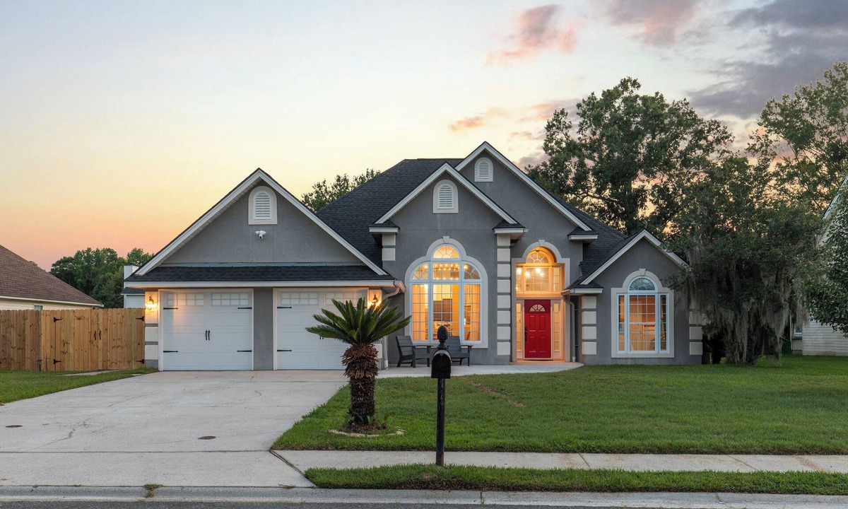 Pooler House | Savannah Family Hub: Game RM, Screened Porch & Work From Home, 15 mins Downtown