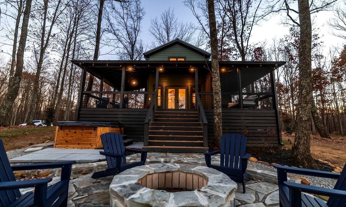 Monteagle Cabin | Scenic Bluffside Tiny Home Retreat with Kid-Friendly Loft near South Cumberland in Monteagle, Tennessee