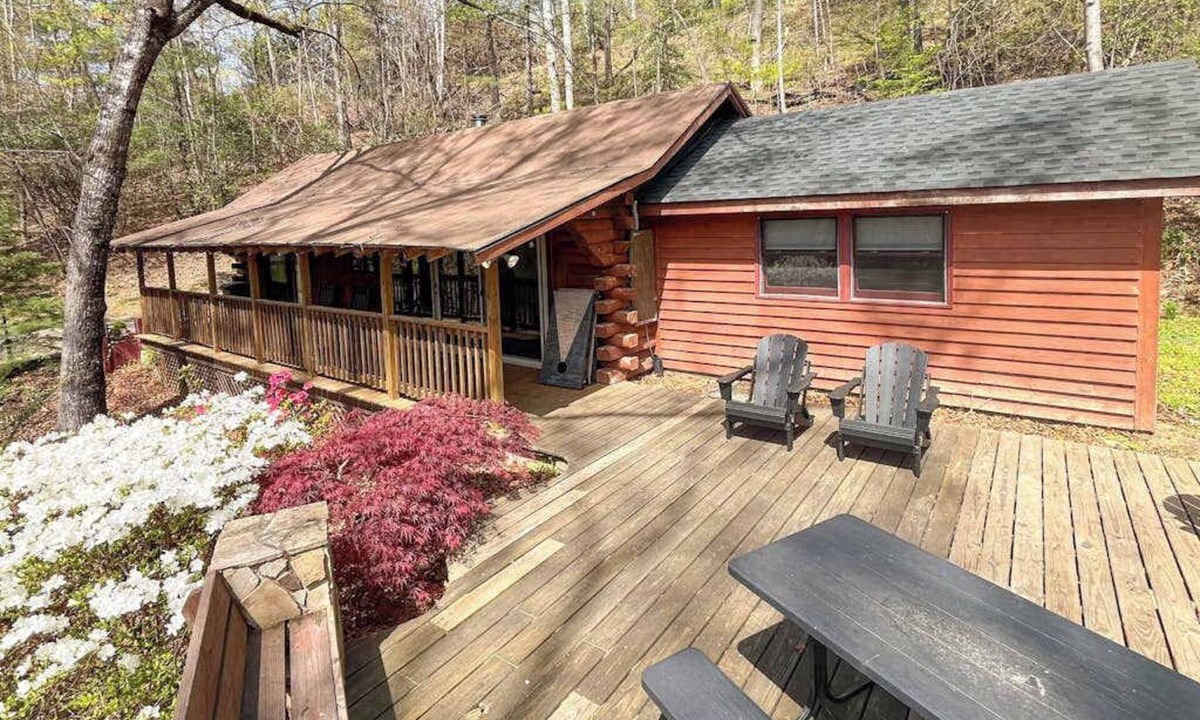 Horse Shoe House | Scenic cabins with fireplaces, children's items, W/D - dog-friendly
