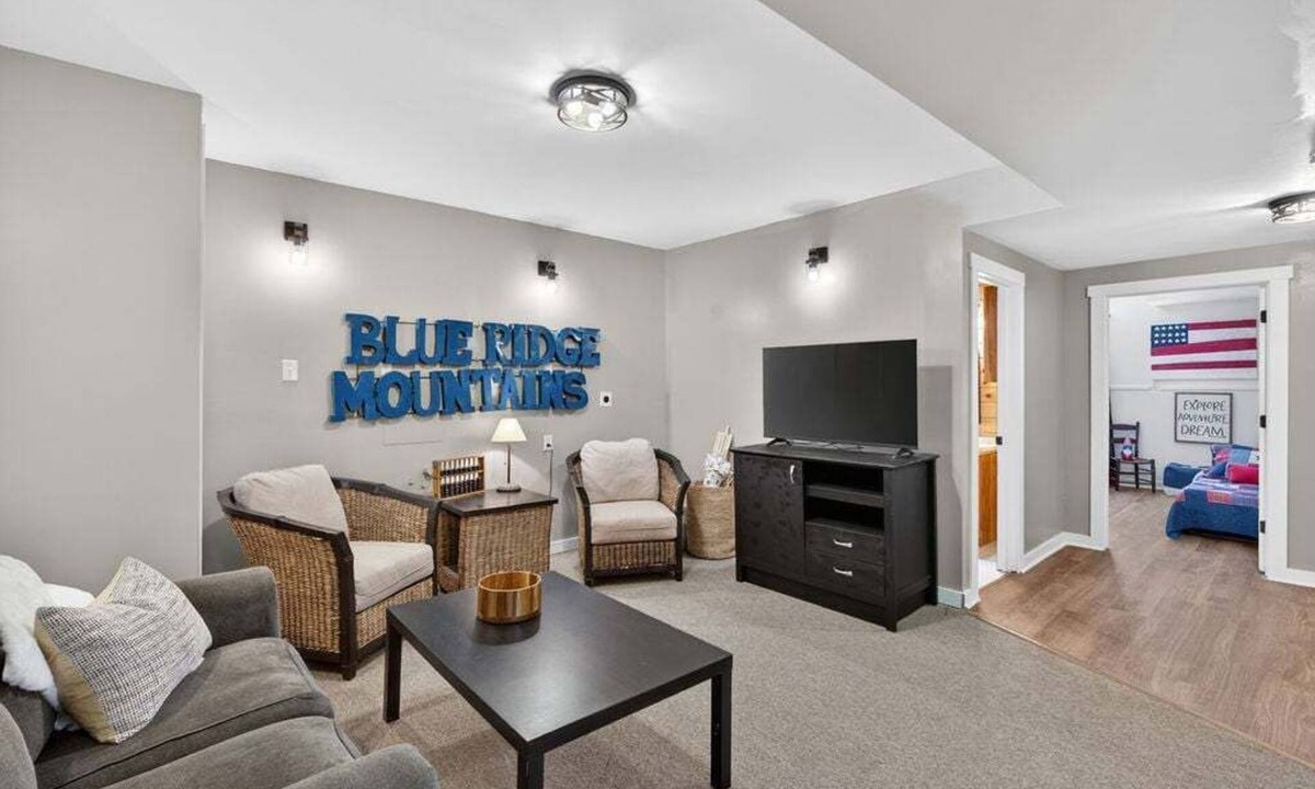 Fancy Gap House | Scenic Mountain Sanctuary - Bear Ridge Lodge