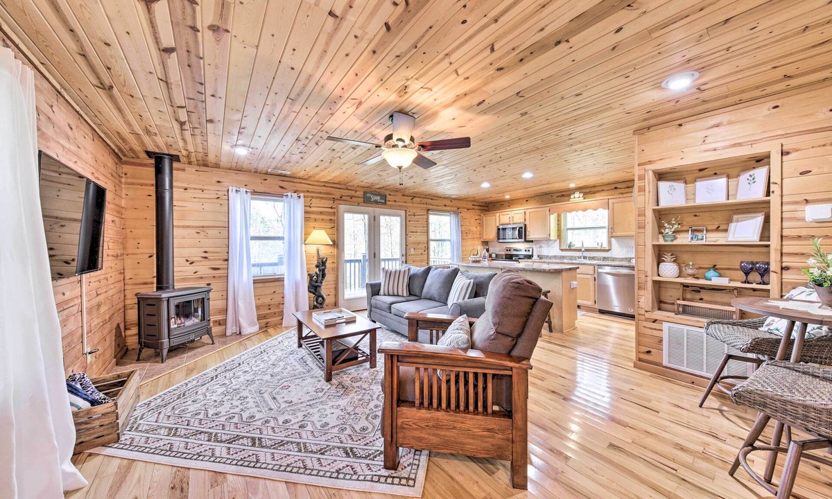 Murphy Cabin | Scenic Murphy Escape with Hot Tub & Fire Pit!