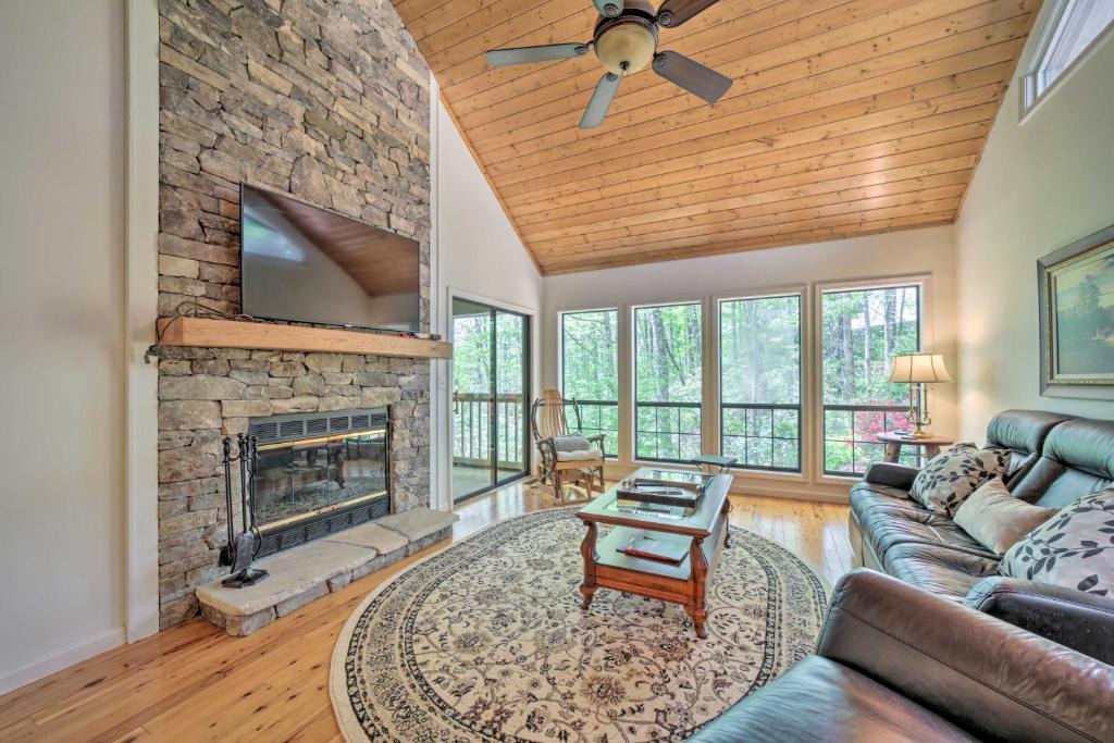 Sapphire Apartment | Scenic Sapphire Condo with Deck and Gas Grill!