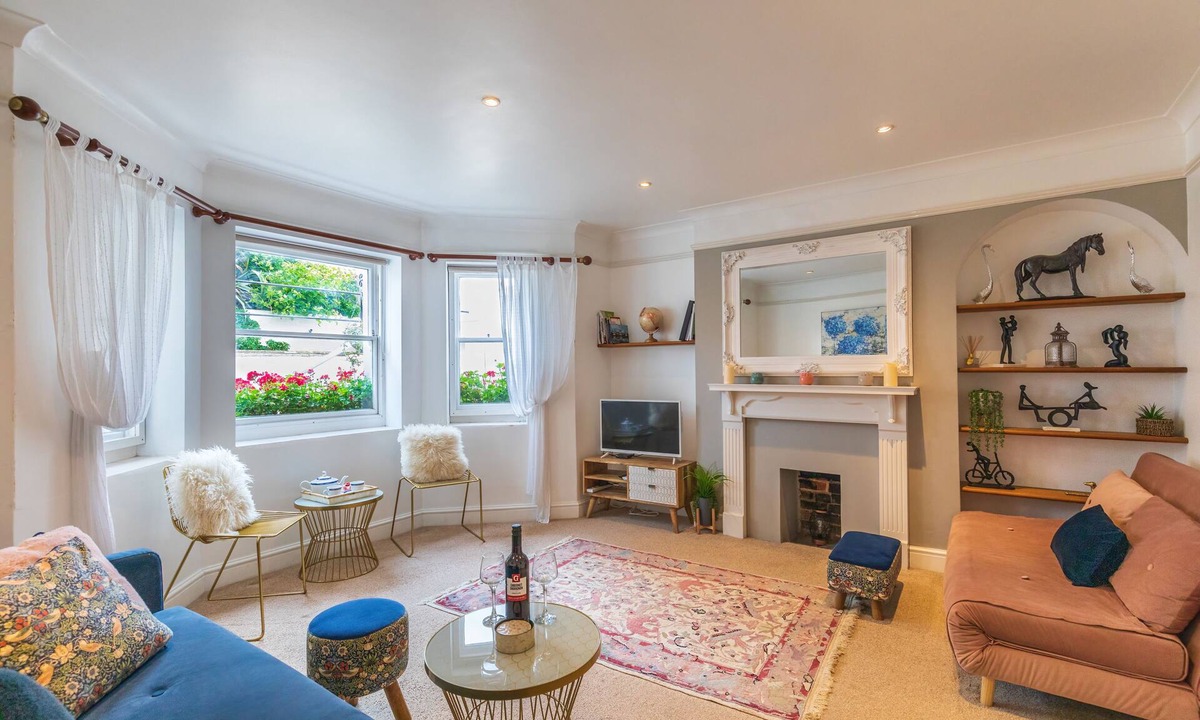 Littlehampton Apartment | Seafront Apartment Private Garden & Free Parking